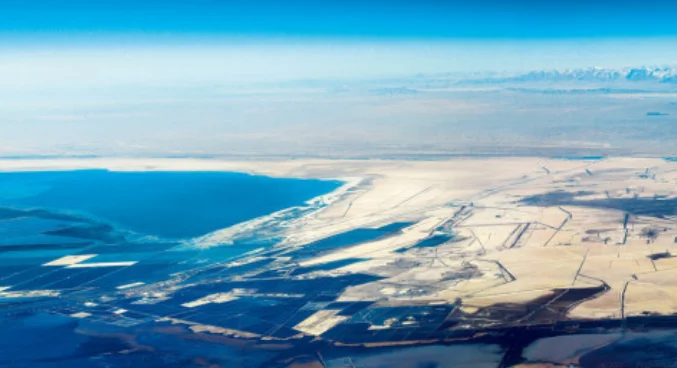 青藏铁路是如何通过察尔汗盐湖的（铁路盐湖）1