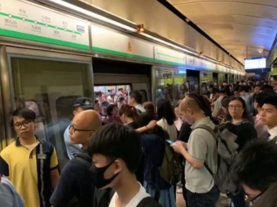 上海现首例因地铁内外放音量打人案打人者应该付出什么代价（上海地铁7号线打架中年男子被打）2