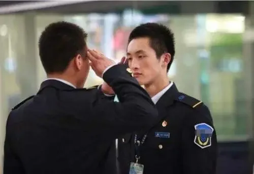 请问地铁订单班毕业到武汉地铁上班一月多少工资(包括五险一金)（武汉地铁安检发工资时间）1