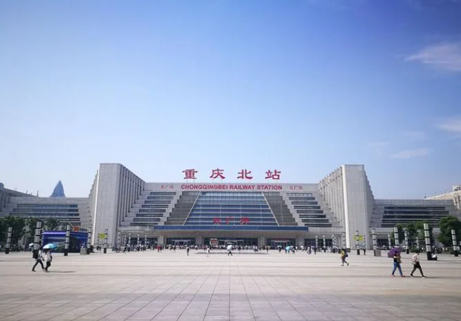 上海人民广场地铁站有几个出口（陈家坪地铁站设置多少个出口）