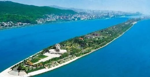 橘子洲站是长沙地铁2号线唯一一个处在湘江中央的车站（橘子洲被淹地铁站）2