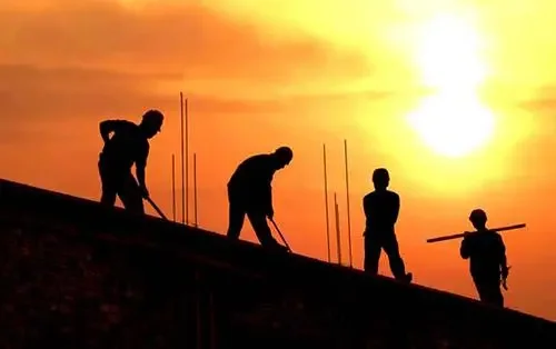 南京市民王女士因在地铁上吃了一块糖被罚款20元一事件写一篇时评文 作文800字左右（南京地铁上农民工坐地上事件时评）3