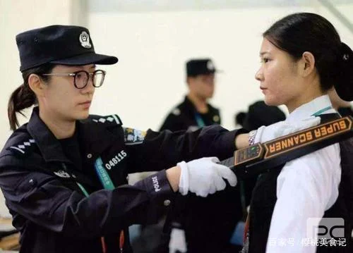 你和女朋友正抱着在广州地铁一号线上发现有男在你旁边性骚扰一个女的你作为男人应该指出来吗女朋友（广州地铁男女大尺度）1