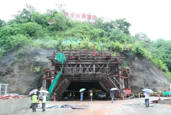 中老铁路国内段隧道终于通了历时多少天（玉磨铁路隧道塌方最新消息）5