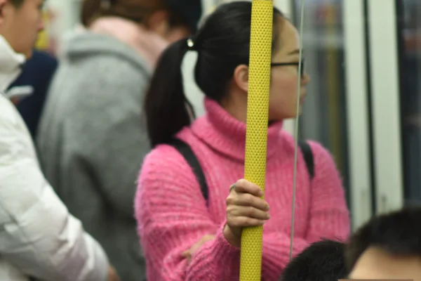 深圳地铁雷人标语为何会被投放到女性儿童专用车厢中（深圳地铁口号）2