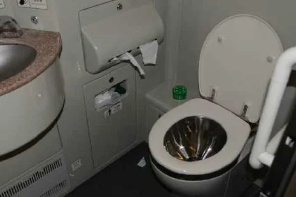 高铁有厕所吗 在哪个车箱（高铁车厢厕所）7