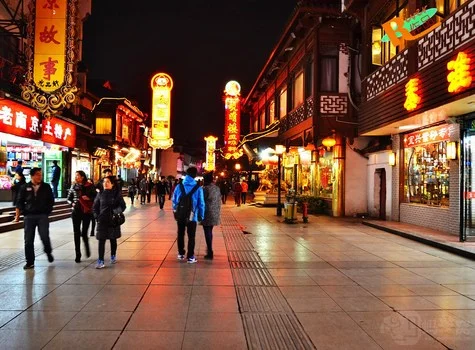 南京有名的小吃街（南京明瓦朗离哪个地铁口近）