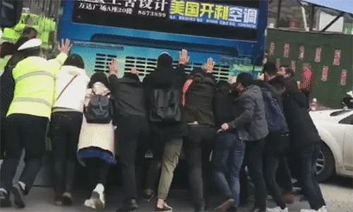 10·7广州地铁打架事件的事件经过（广州众人推地铁救人）2