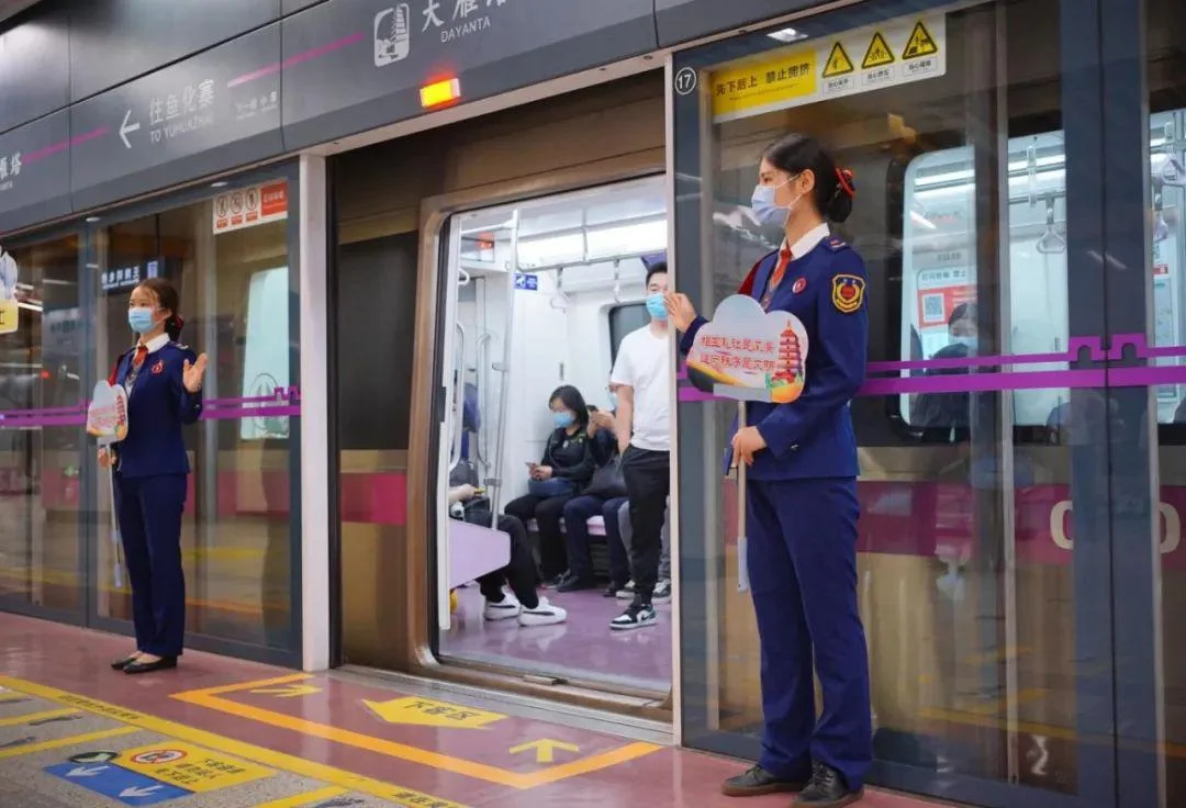 上海地铁内两女子互殴发生矛盾的主要原因是什么（上海地铁抢座打架解说）8