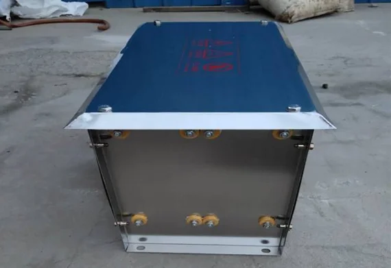 铁路电气化区段距供电设备带点部分或故障接地点的安全距离有何规定（扼流变铁路）