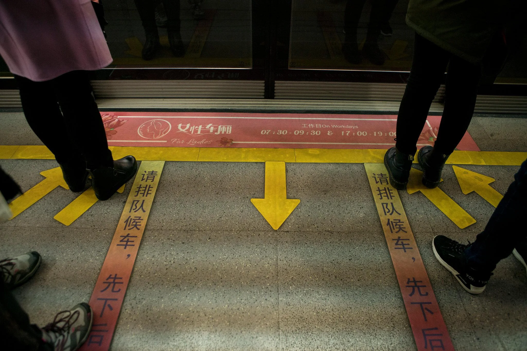 广州地铁为什么这么挤(广州地铁挤女生)2