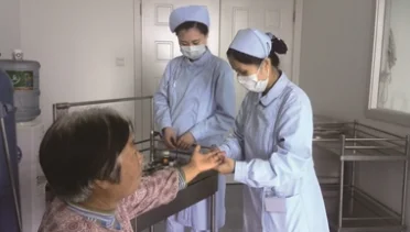 协和护士地铁跪地救助癫痫患者你身边有这样感人的事吗（北京地铁癫痫哭诉）