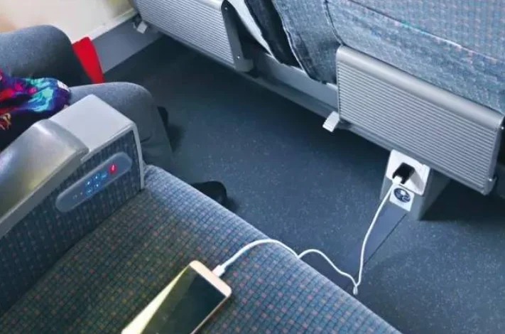 高铁列车座位下充电装置在什么地方(高铁充电的地方)2