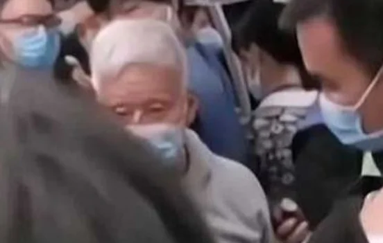 成都人如何才能挤上地铁1号线!!!!(成都人地铁为何不让座)2