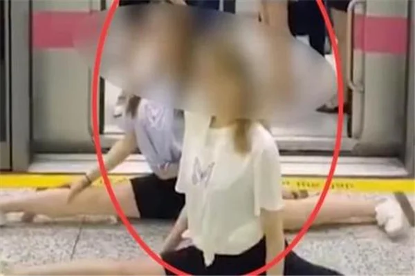 两女子在上海地铁未戴口罩劈叉警方是如何行政警告的（地铁站劈叉被警告）2