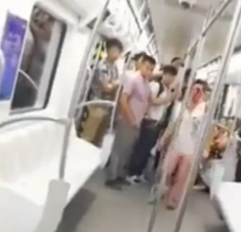 西安地铁1号线哪个口出离多彩近(西安地铁美女)2