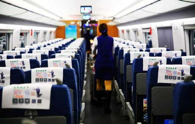 男子高铁霸坐还辱骂乘警霸坐的现象是否屡屡发生（铁路霸男）