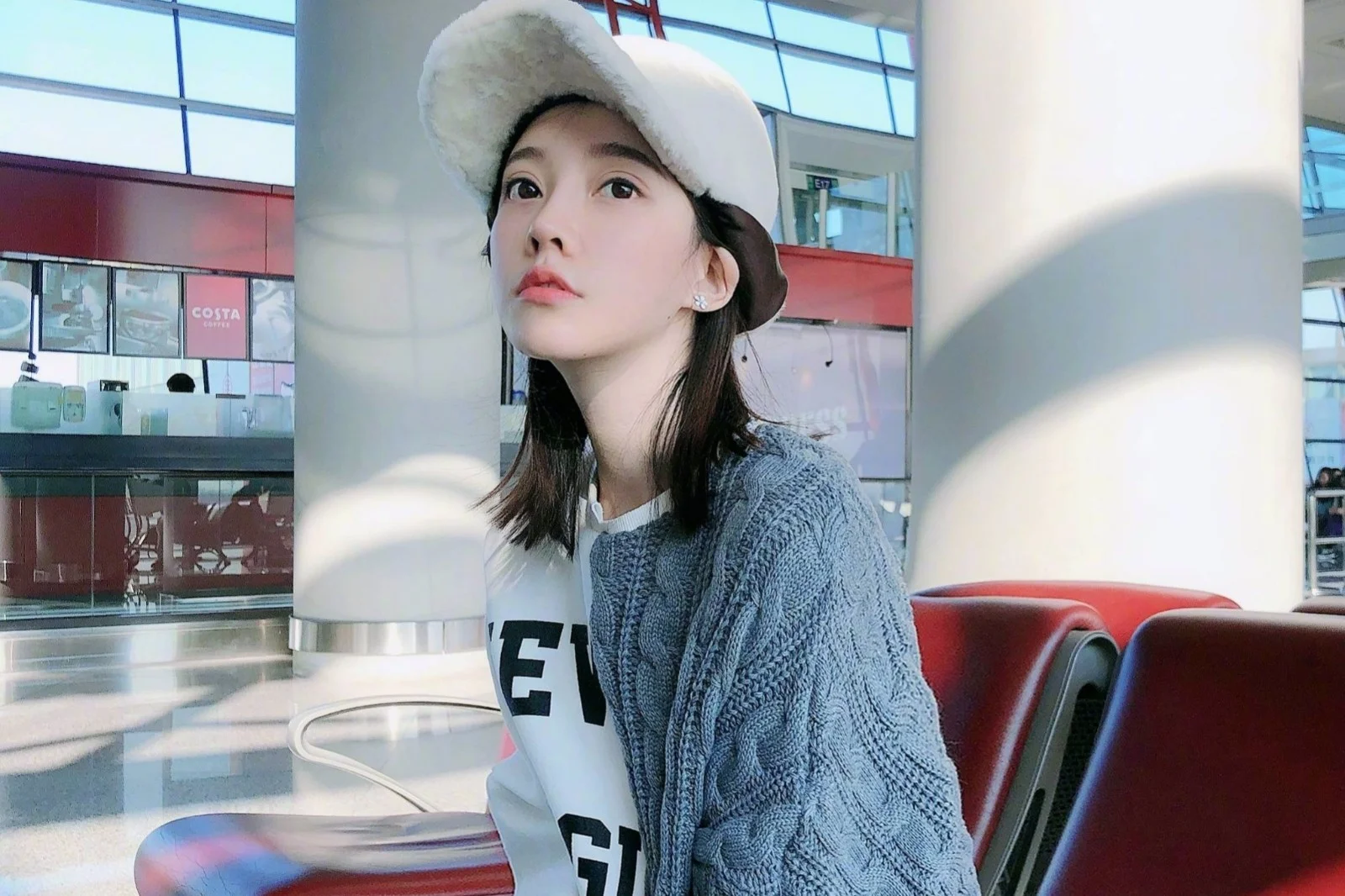 冯提莫停播超过两个月频频出席商演或综艺她这是要进军娱乐界吗（北京地铁大屏幕冯提莫）2