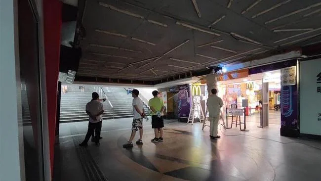 求地铁工地建筑解析广州地铁四号线延长段施工现场图片这是我站在地面拍摄的不明白图中的的露天深沟（广州地铁施工现场）