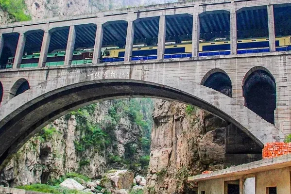 修建成昆铁路的感人故事（成昆铁路雕塑）2