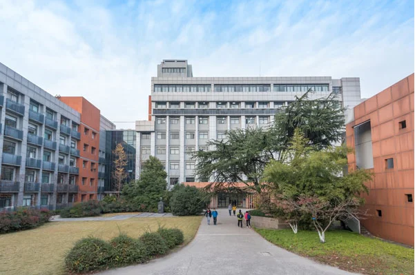 正规高铁学校有哪些学校（重庆公立高铁学校）