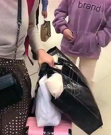 武汉一女孩因搭错地铁态度恶劣当众连踹母亲6脚为何说母亲是自作自受（地铁站女儿踢妈妈）3