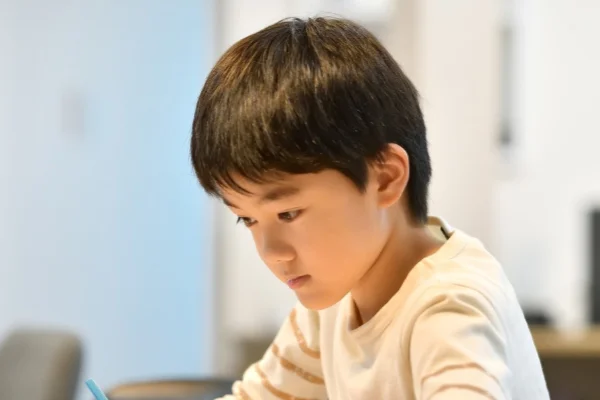 南京地铁内一男子将后母杀死男子被法院判处了什么这名男子姓什么（南京地铁男孩打奶奶）