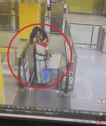网友爆料上海地铁保洁用拖把擦座椅引争议对于此事你有何看法(男子在地铁站强吻保洁阿姨后逃离)2