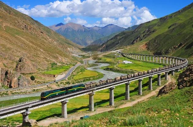 青藏铁路修建中遇到过哪些困难是怎样解决的（青藏铁路修）