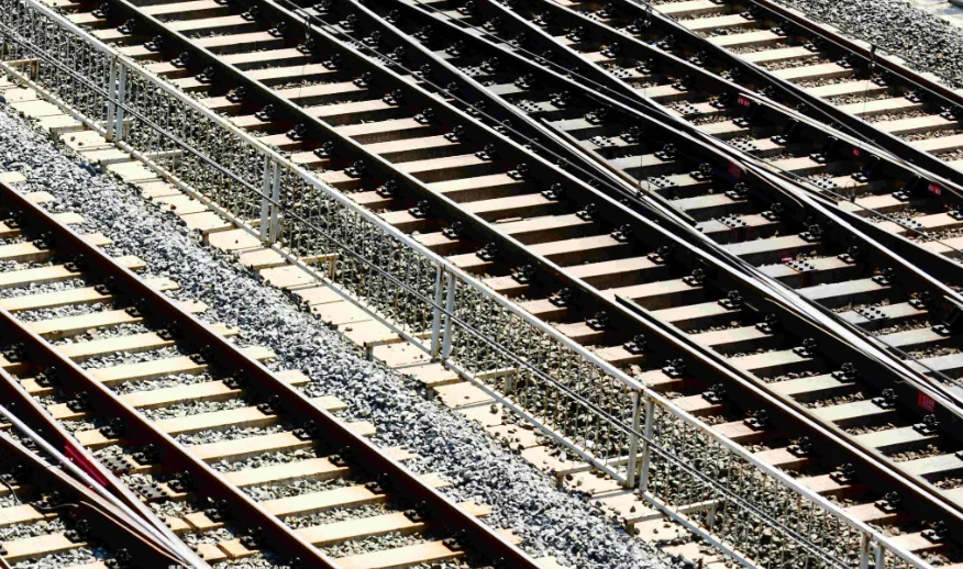 铁路道轨是什么材质（铁路用钢材质）3