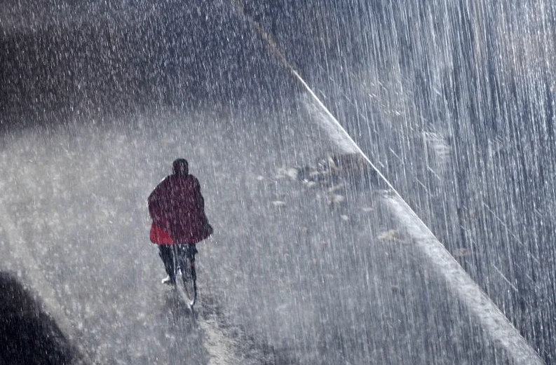 武汉暴雨小男孩上衣湿透地铁大哥哥为何送衣服（武汉暴雨地铁）