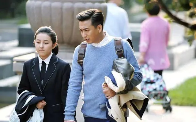 武汉暴雨小男孩上衣湿透地铁大哥哥为何送衣服（地铁站裸奔男孩）