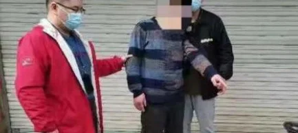 关于杭州地铁10个男生当众脱裤 大伯大妈一脸懵怎么回事（杭州一男子地铁）