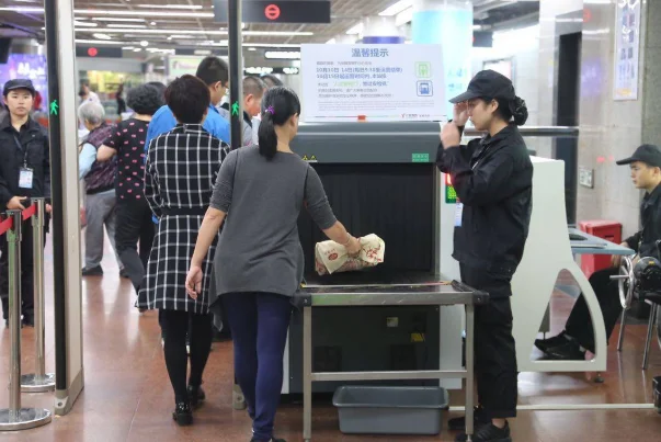 北京地铁四号线的广播是不是有时很怪如高米店北说的好想有口音和西直门说成细肢门有没有录音（北京地铁怪异）