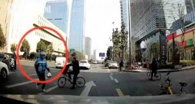 成都一外卖员霸气堵路2分钟网友却交口称赞他为何要这样做(成都地铁外卖小哥)5
