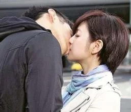 上海地铁上两人睡在座椅上亲热如何评价这两人的行为（上海地铁情侣接吻照片）2