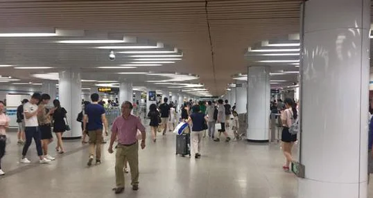 求一张上海地铁上的广告图片内容如下有人知道的话告诉我是在哪条线上的广告最好能拍个照片（上海地铁乱扔小广告）2