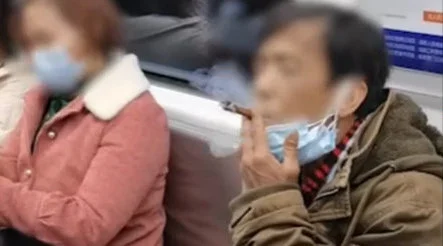 在武汉地铁上老人因争执打人后又被众人推出车厢众殴值不值得同情（美国人在武汉地铁上吐口水）5