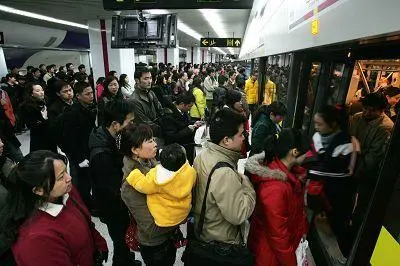 上海现首例因地铁内外放音量打人案打人者应该付出什么代价（上海地铁7号线打架中年男子被打）6