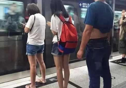 成都一男子地铁内猥亵姑娘遭众人群殴你遇到过这样的事情吗(成都地铁喝醉男子)8