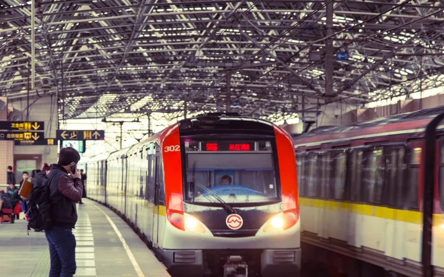 地铁轻轨是封闭式吗噪音扰民吗（城际轨道交通噪音）