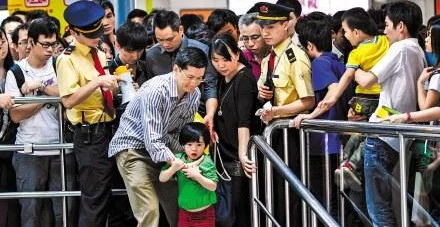 求一个地铁对骂视频一个年轻人和中年人很搞笑(南京最新地铁打架视频)