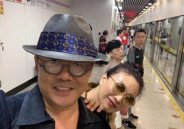 上海地铁1号线有一对要饭的夫妻女的抱着婴儿行讨男的卖唱男的是用无线话筒的不知唱的什么歌蛮好听的（上海地铁夫妻）