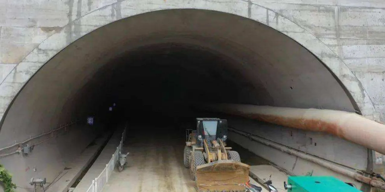 云南一铁路隧道坍塌什么原因导致的（蒙华铁路隧道塌方）