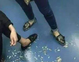 南京女子地铁车厢内啃饼跳操这事你怎么看（地铁南京女子造不明液体）1