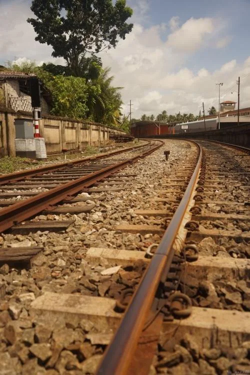 地铁的铁轨为什么会带电（深圳地铁铁轨有电吗）