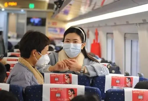 老外高铁上拒戴口罩邻座阿姨提醒反遭辱骂他为何这么嚣张（西安地铁外国人未戴口罩）5