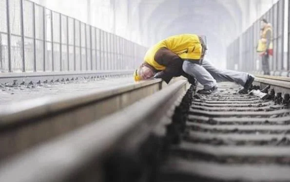 铁路路基用什么除草剂最好（铁路边除草）