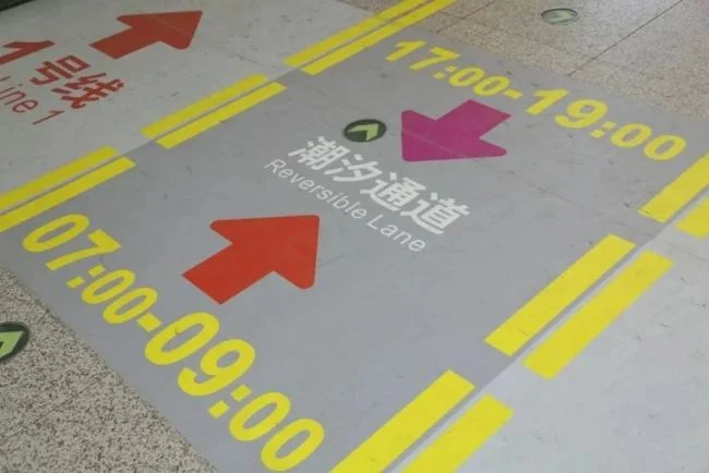 非高分期人少的时候北京地铁列车在停某一站的时候停站时间为什么长一点还是非始发站（北京地铁退役列车吧）