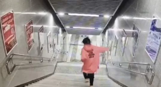 女孩地铁站下楼玩手机摔倒是怎么回事(女子玩手机地铁站摔倒)3